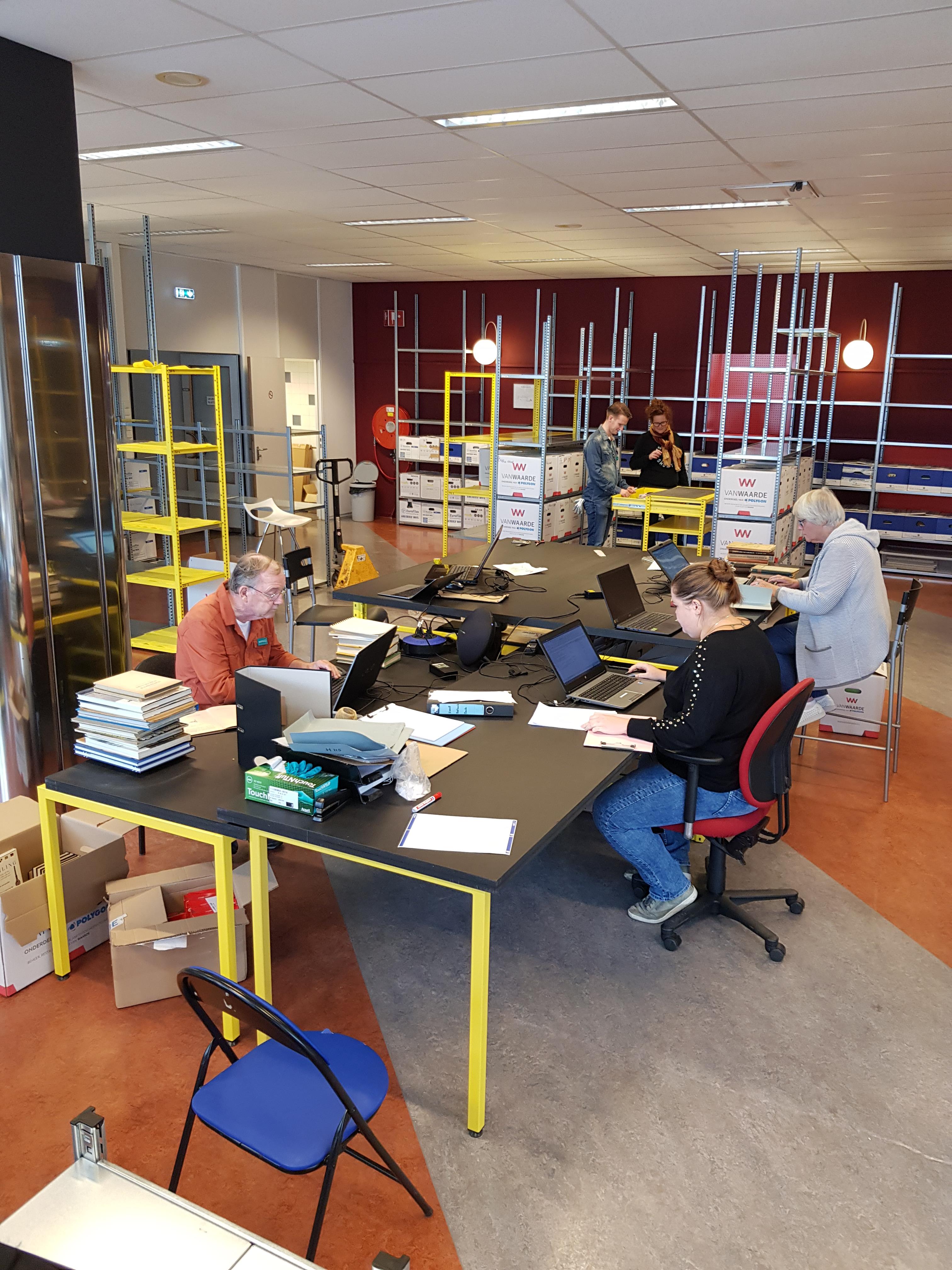 De handen uit de mouwen