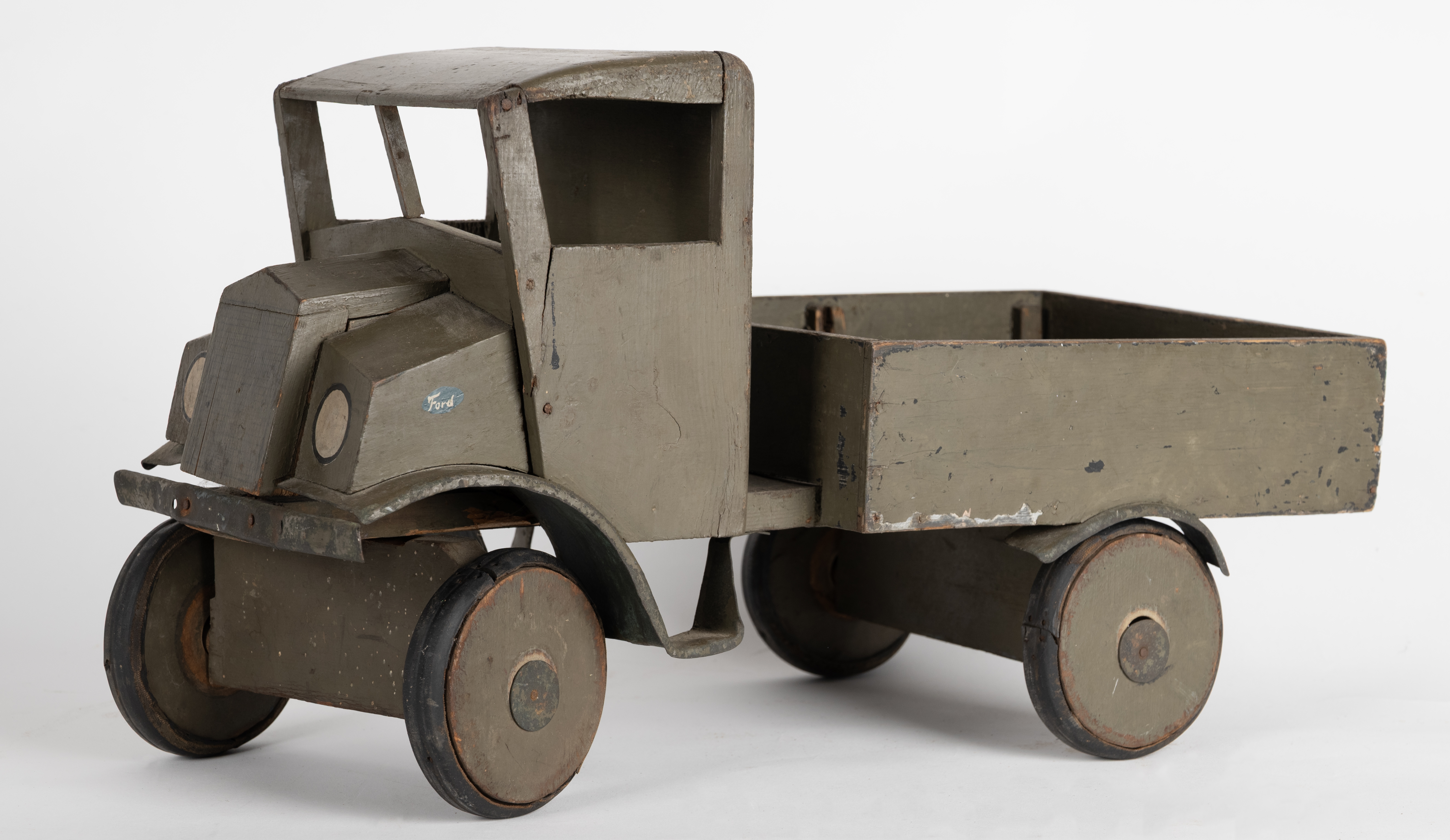 Familie schenkt bijzondere objecten gevangenkamp De Vergulde Hand